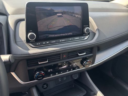 Used 2025 Nissan Rogue SV image 31