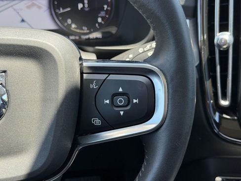 Used 2021 Volvo XC40 T4 Momentum w/ Protection Package Premier FWD image 10