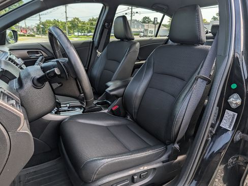 Used 2017 Honda Accord Sport image 14