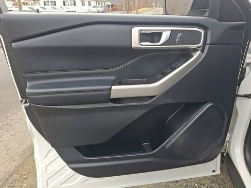 Used 2022 Ford Explorer XLT w/ Equipment Group 202A image 12