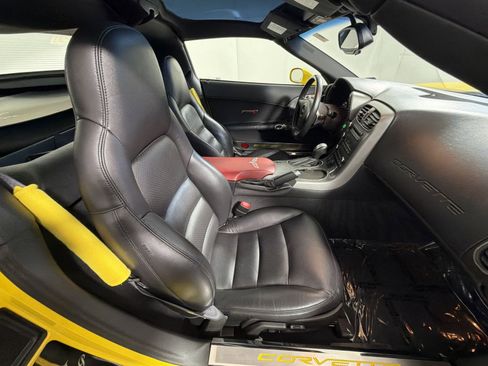 Used 2006 Chevrolet Corvette Coupe w/ Performance Package RWD image 24