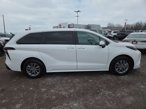 Certified 2024 Toyota Sienna LE image 2