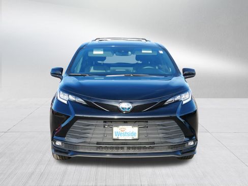 Used 2025 Toyota Sienna XLE Woodland Edition image 2