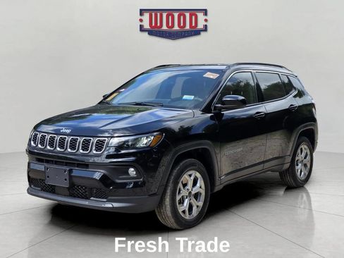 Used 2025 Jeep Compass Latitude w/ Convenience Group AWD/4WD image 3