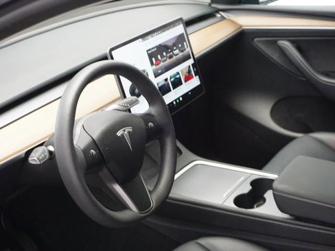 Used 2024 Tesla Model Y Long Range image 11