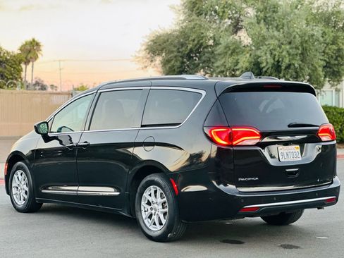 Used 2020 Chrysler Pacifica Touring-L FWD image 6