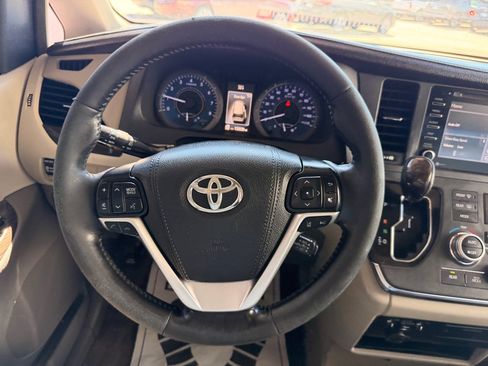 Used 2018 Toyota Sienna XLE w/ XLE Navigation Package FWD image 21