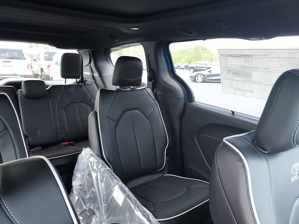 New 2026 Chrysler Pacifica Limited w/ S Appearance Package FWD image 14