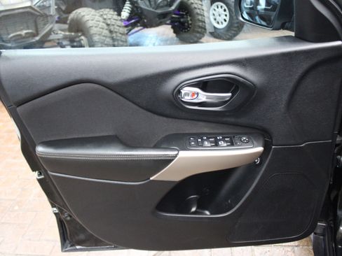 Used 2017 Jeep Cherokee Latitude image 14