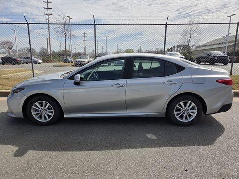 Used 2025 Toyota Camry LE image 4