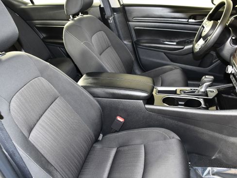 Used 2024 Nissan Altima 2.5 SV FWD image 40