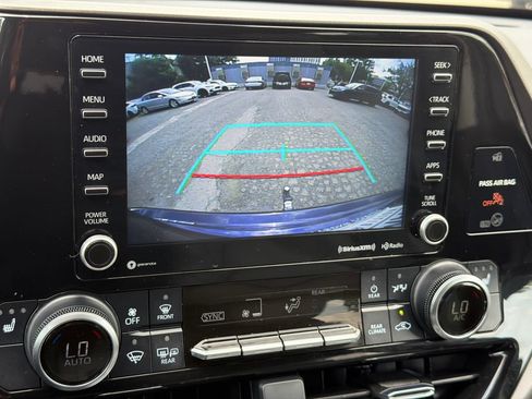 Used 2022 Toyota Highlander XLE AWD/4WD image 29