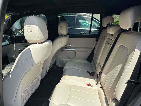 Used 2025 Mercedes-Benz GLB 250 4MATIC image 9