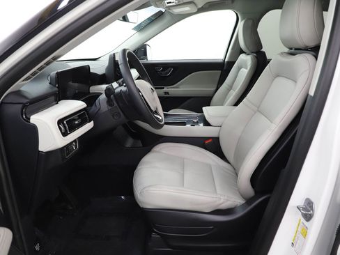 Used 2025 Lincoln Aviator Premiere image 17