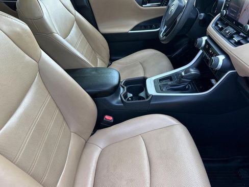 Used 2020 Toyota RAV4 Limited FWD image 30