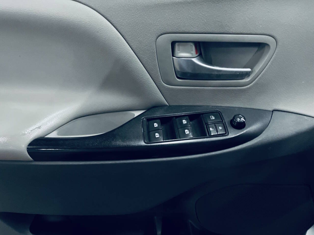Used 2017 Toyota Sienna LE FWD image 34