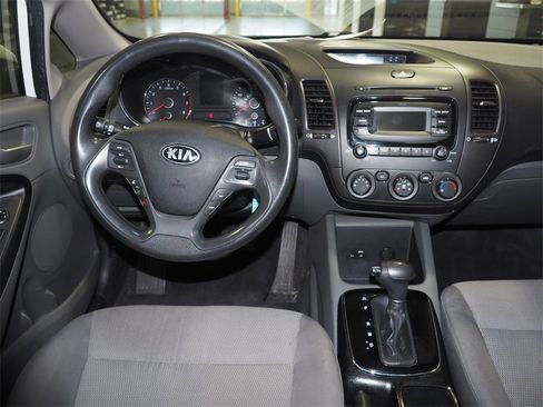 Used 2017 Kia Forte LX image 9
