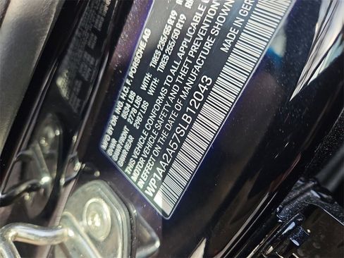 Certified 2025 Porsche Macan image 15