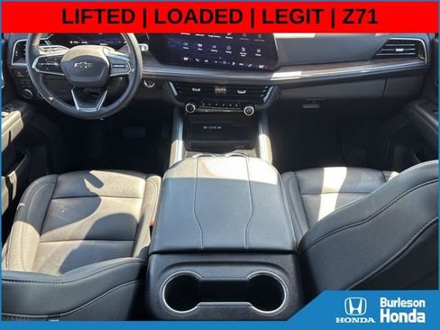 Used 2025 Chevrolet Suburban Z71 AWD/4WD image 19
