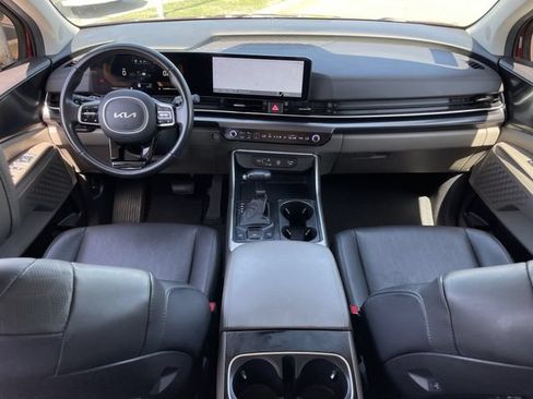 Used 2025 Kia Carnival FWD image 9