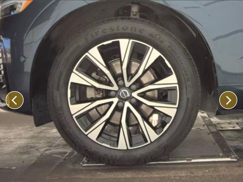 Used 2023 Volvo XC60 B5 Plus image 5