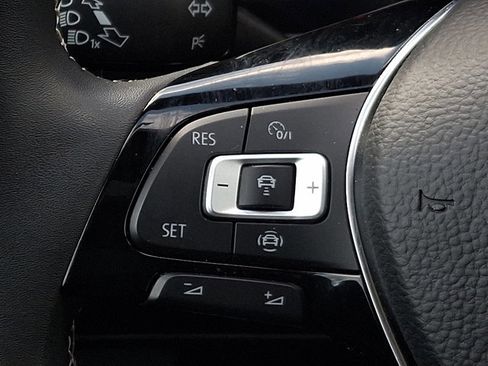 Used 2021 Volkswagen Tiguan SE w/ Panoramic Sunroof Package image 20