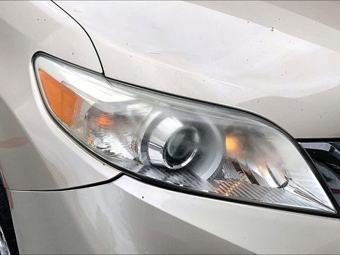 Used 2013 Toyota Sienna XLE FWD image 32
