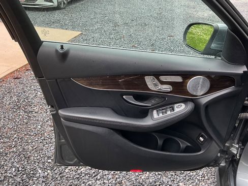 Used 2019 Mercedes-Benz GLC 300 4MATIC image 9