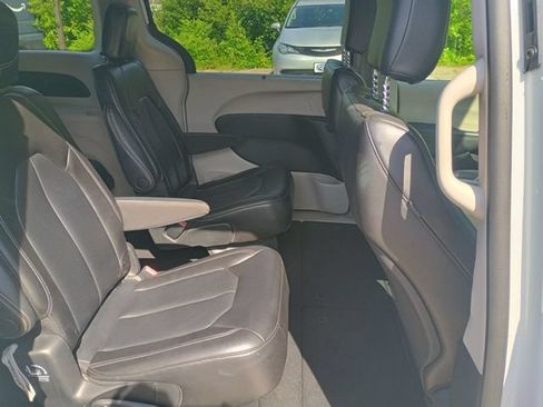 Used 2023 Chrysler Pacifica Touring-L FWD image 15