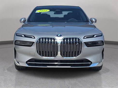 Used 2025 BMW i7 eDrive50 w/ Premium Package image 2