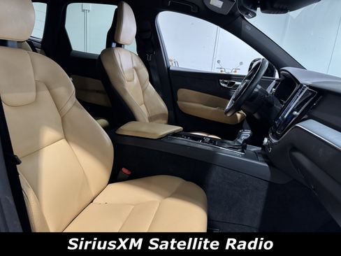 Used 2018 Volvo XC60 T6 Momentum w/ Convenience Package image 4