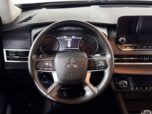 Used 2024 Mitsubishi Outlander SE image 13