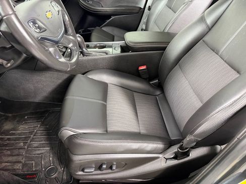 Used 2019 Chevrolet Impala LT FWD image 12