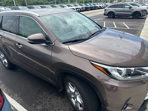 Used 2017 Toyota Highlander Limited w/ Carpet Mat Package AWD/4WD image 2