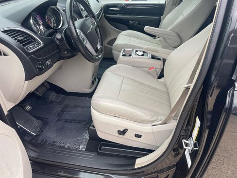 Used 2013 Chrysler Town & Country Touring-L w/ Entertainment Group #2 FWD image 32