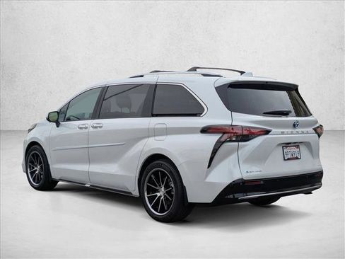 Used 2025 Toyota Sienna Platinum image 8