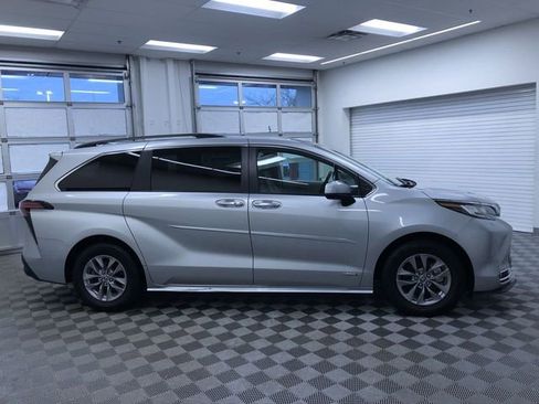 Used 2021 Toyota Sienna XLE image 36