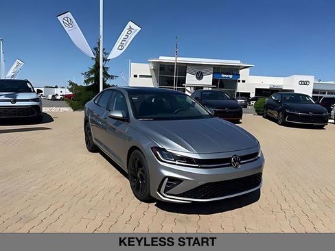 Used 2025 Volkswagen Jetta SE w/ Sunroof Package image 3