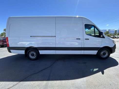 Used 2022 Mercedes-Benz Sprinter 2500 image 4