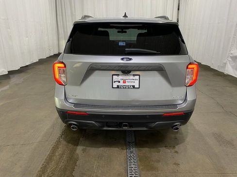 Used 2022 Ford Explorer XLT w/ Equipment Group 202A image 4