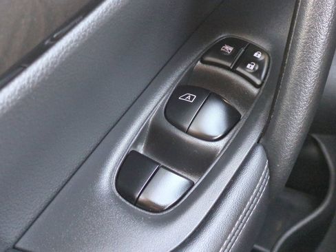 Used 2018 Nissan Rogue SV w/ Premium Package image 24