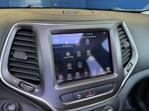Used 2020 Jeep Cherokee Trailhawk w/ Comfort/Convenience Group AWD/4WD image 19