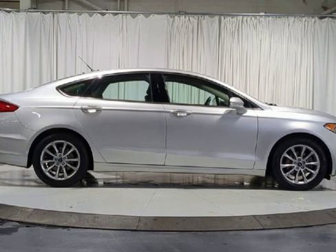 Used 2017 Ford Fusion SE w/ Fusion SE Technology Package image 11