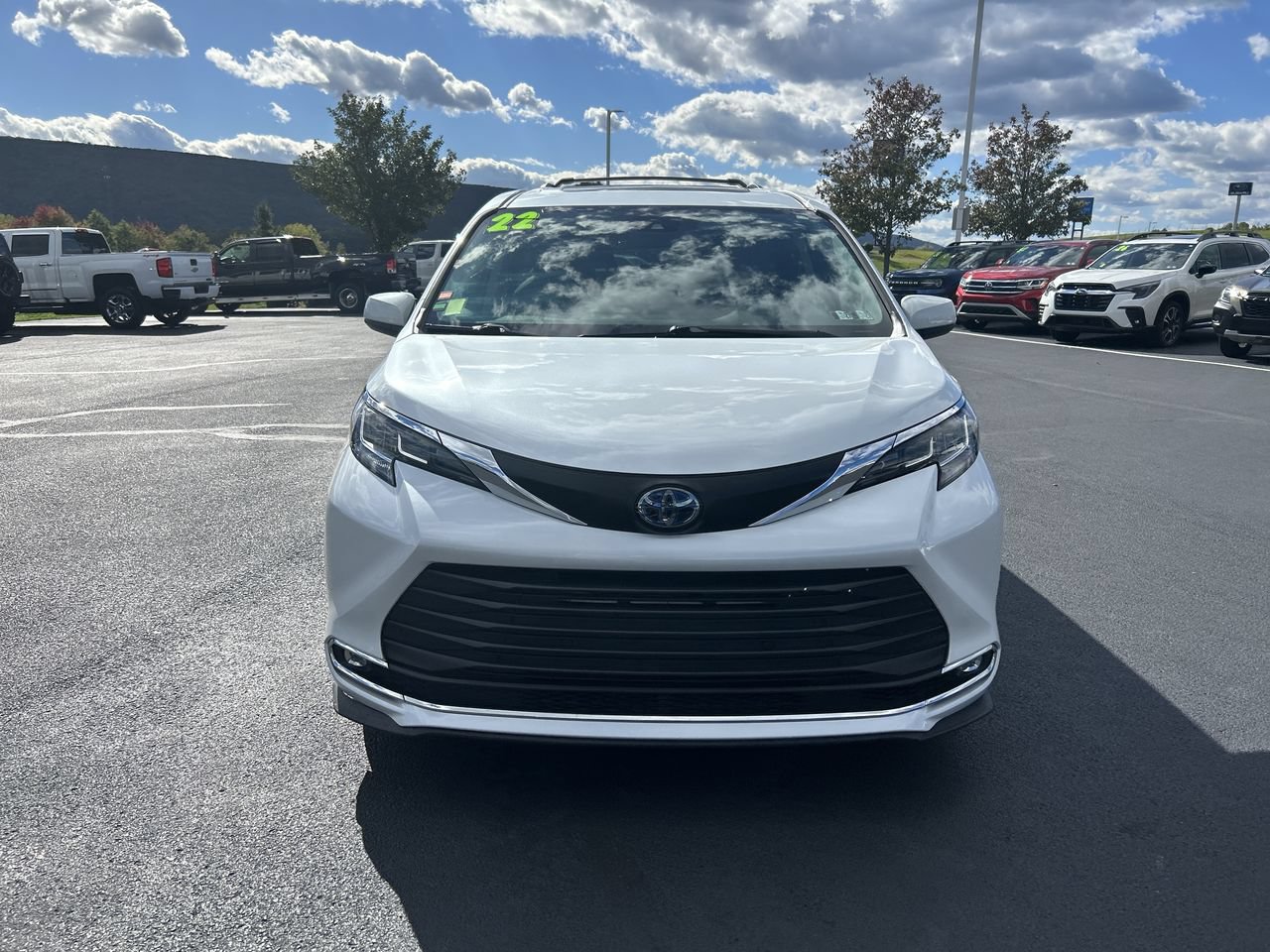 Used 2022 Toyota Sienna XLE w/ XLE Plus Package AWD/4WD image 2