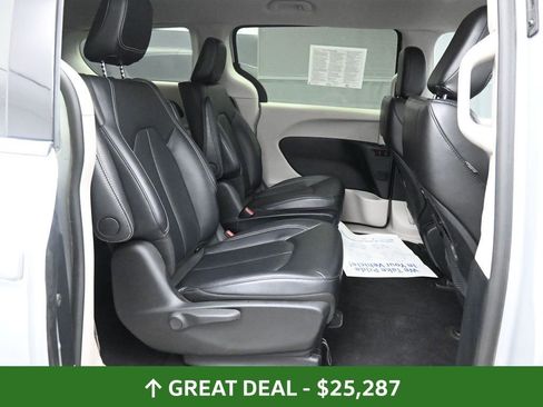 Used 2024 Chrysler Pacifica Limited FWD image 23