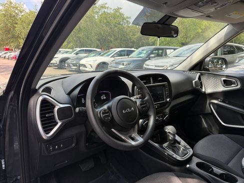 Used 2025 Kia Soul LX w/ LX Technology Package FWD image 31