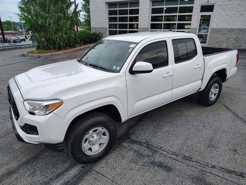 Used 2023 Toyota Tacoma SR AWD/4WD image 12