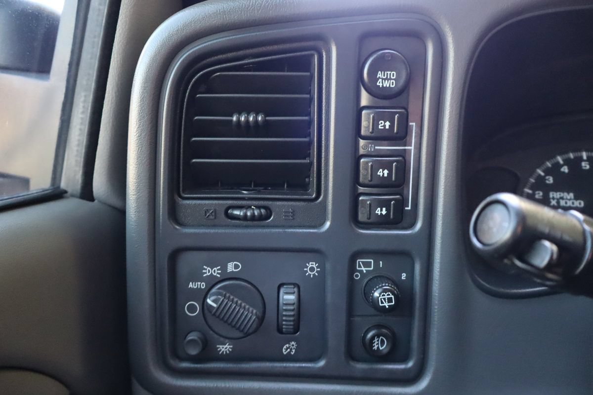 Used 2004 Chevrolet Suburban LS w/ Preferred Equipment Group AWD/4WD image 29