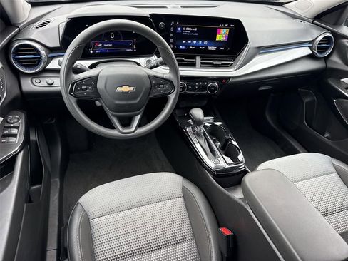 Used 2025 Chevrolet Trax LT FWD image 18
