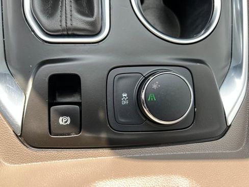 Used 2018 Chevrolet Traverse LT image 19